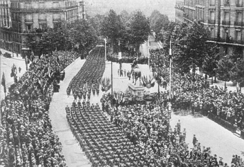 MARINES MARCHING DOWN THE AVENUE PRESIDENT WILSON
ON THE FOURTH OF JULY IN PARIS