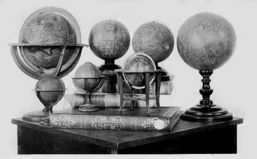 Globes of
François de Mongenet, 1560, and of Gian Francesco Costa, 1784.