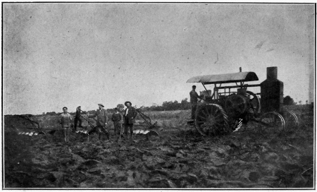 TRACTEURS LABOURANT LES TERRES VIERGES DE LA COLONIE
«NUEVA VALENCIA»